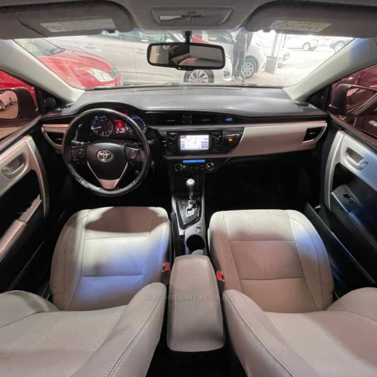 TOYOTA - COROLLA - 2014/2015 - Prata - R$ 81.000,00